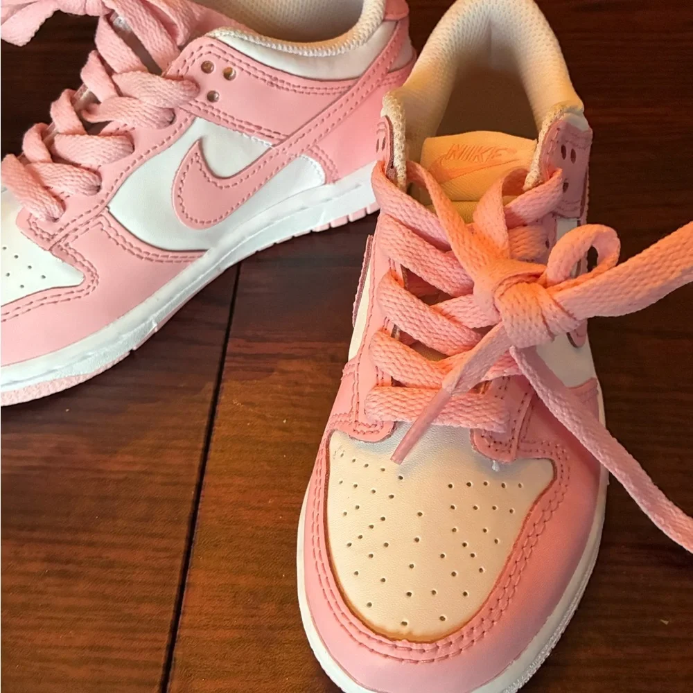 Nike Kids Low-Top Sneakers in Pink and White